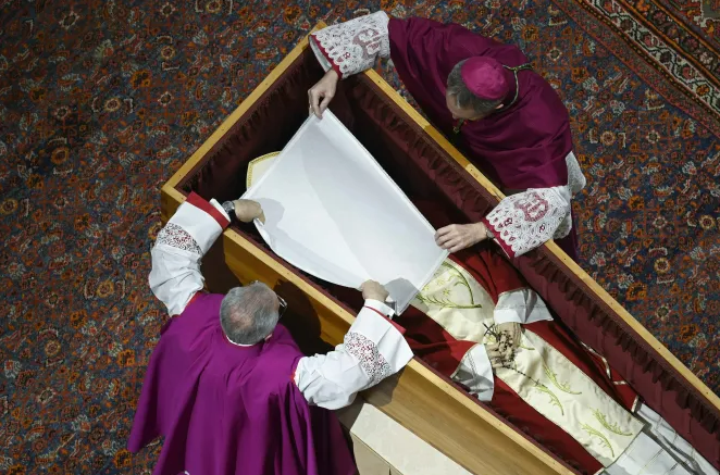 Solemn images of the closing of Pope Emeritus Benedict XVI’s coffin