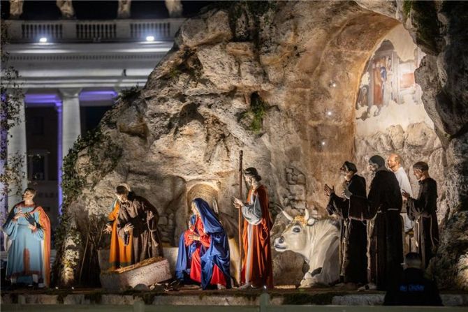 Vatican unveils Nativity honoring St. Francis of Assisi